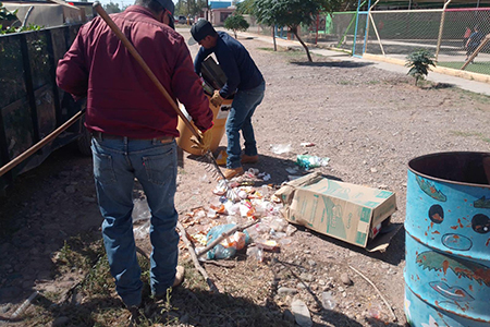 Continúan las labores de limpieza y mantenimiento en los parques y jardines de Nuevo Casas Grandes para mejorar los espacios públicos.