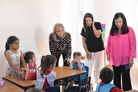 Maru Campos, Gobernadora de Chihuahua, durante su visita al Centro de Atención Infantil Pon Garabatos, como parte de su esfuerzo para supervisar y expandir el programa de Estancias Infantiles en el estado.