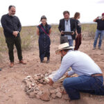 El Jardín Etnobiológico de Chihuahua en Paquimé da un gran paso con la colocación del primer adobe. El proyecto, respaldado por la UACJ y Conahcyt, busca preservar la riqueza biológica y cultural del Desierto Chihuahuense.