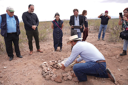 El Jardín Etnobiológico de Chihuahua en Paquimé da un gran paso con la colocación del primer adobe. El proyecto, respaldado por la UACJ y Conahcyt, busca preservar la riqueza biológica y cultural del Desierto Chihuahuense.