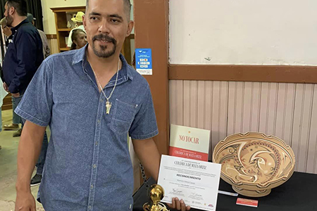 Ramiro Veloz gana el galardón en el 27° Concurso de Cerámica de Mata Ortiz, compartiendo éxito con su hija Silvia, premiada en su primera participación.