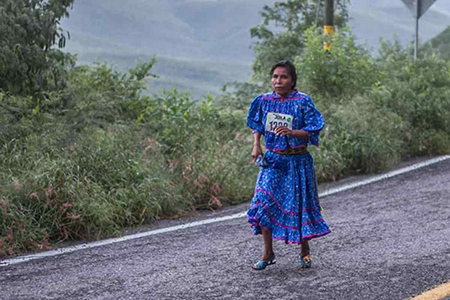 María Isadora Rodríguez y Silvino Cubesari, corredores rarámuris, triunfan en la Gran Carrera del Desierto 2024 en Puerto Peñasco, Sonora.