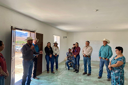 El alcalde Roberto Lucero supervisa la rehabilitación de la escuela en Santa Rosa, Casas Grandes, mejorando techos, puertas y más.