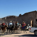 Roberto Lucero y Raymundo Bejarano asisten al desfile de Colonia San Diego en Casas Grandes. No te pierdas el jaripeo y música de Esencia Norteña después.