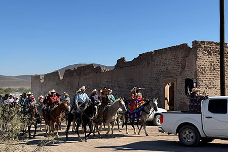 Roberto Lucero y Raymundo Bejarano asisten al desfile de Colonia San Diego en Casas Grandes. No te pierdas el jaripeo y música de Esencia Norteña después.