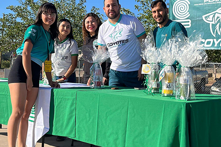 El alcalde Roberto Lucero Galaz acompañando a los alumnos del Cobach en la carrera de novatos 2024, en la entrada de Casas Grandes.