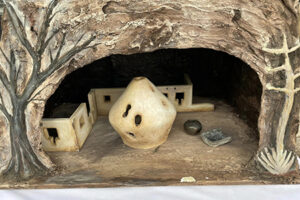 La réplica a escala de la Cueva de la Olla busca ser un atractivo turístico accesible en Casas Grandes, uniendo cultura y turismo inclusivo.