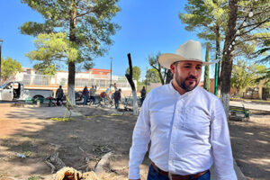 El alcalde Roberto Lucero supervisa los trabajos de remodelación de la Plaza Chiquita en Casas Grandes, que incluyen nuevo embanquetado, pintura y alumbrado.