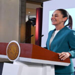 Claudia Sheinbaum durante la conferencia donde anuncia el plan de rescate para Acapulco tras los daños por los huracanes Otis y John.