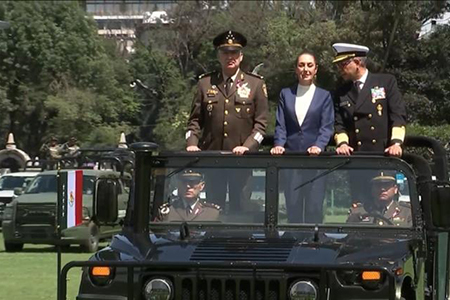 Claudia Sheinbaum durante su discurso en la Ceremonia de Salutación de las Fuerzas Armadas reafirmando su compromiso con la Constitución.