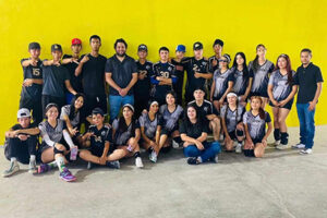 El equipo femenil del Telebachillerato 8612 de Juan Mata Ortiz celebra su primer lugar en la final regional de Puerto Palomas, rumbo al estatal en Chihuahua.