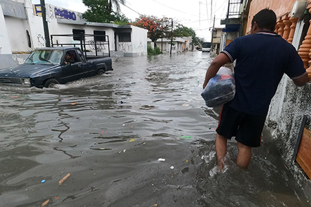 El SMN alerta sobre lluvias torrenciales en Guerrero y Oaxaca, con riesgo de inundaciones y daños en las zonas costeras afectadas por la depresión tropical.