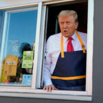 Donald Trump prepara papas fritas en un McDonald