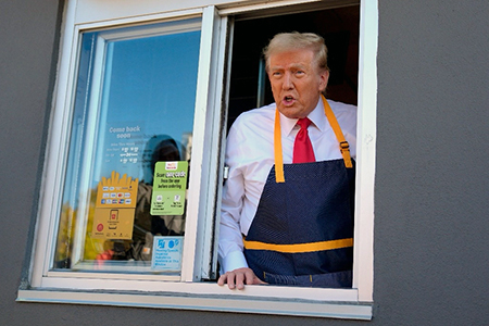 Donald Trump prepara papas fritas en un McDonald's de Pensilvania y critica a Kamala Harris, acusándola de mentir sobre su experiencia laboral.