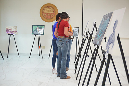 La UACJ de Nuevo Casas Grandes celebró su 51 aniversario con el evento "Artisteando", que incluyó música, danza y un Corredor de Emprendedores Universitarios.