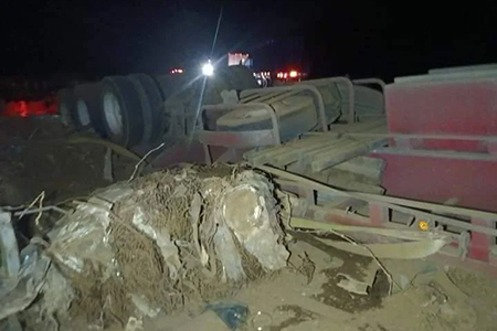 Conductor originario de Parral es rescatado tras quedar atrapado en la cabina de su tractocamión volcado en la carretera Laguna-Flores Magón.