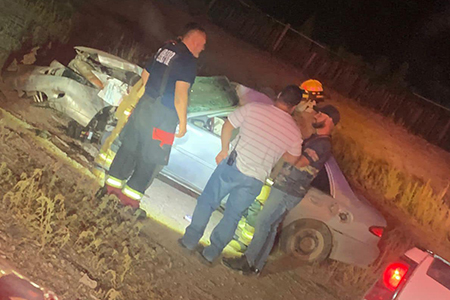 Incidente en Nuevo Casas Grandes: volcadura en carretera a sección Hidalgo debido a neumático reventado. Respuesta inmediata de servicios de emergencia.