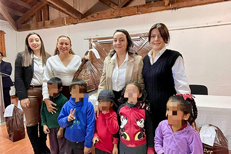 Presidenta de NCG, Edith Escárcega, entrega calzado escolar a estudiantes de jardines de niños y primarias para apoyar la educación en el municipio.