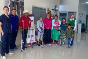 Personas con discapacidad en Madera y Guachochi reciben prótesis y sillas de ruedas donadas por el DIF Estatal, transformando sus vidas con apoyo integral y equipos especializados.