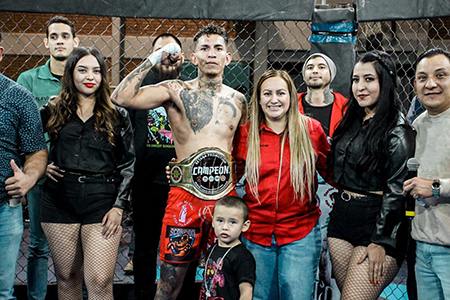 Atletas de MMA compitiendo en el evento deportivo organizado en Nuevo Casas Grandes, destacando la emoción del espectáculo.