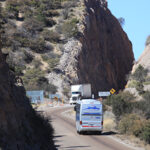 Trabajos de reparación en carretera Agua Prieta-Janos en Sonora; Chihuahua queda fuera del programa Bachetón, esperando inclusión futura.