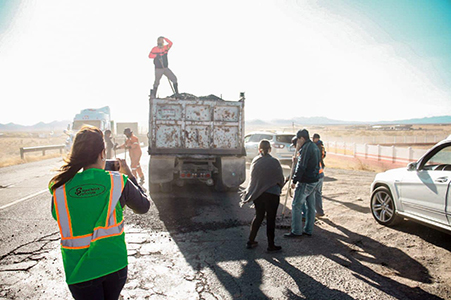 Edith Escárcega da inicio a las reparaciones del tramo carretero Nuevo Casas Grandes-Puerto del Chocolate con apoyo de la sociedad civil.