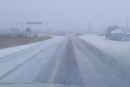 Aprende cómo conducir de manera segura en carreteras nevadas con estas recomendaciones esenciales. Protege tu vida y viaja sin riesgos.