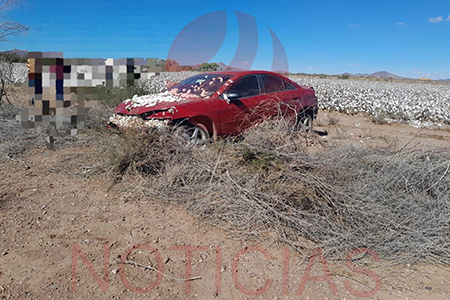 Automóvil rojo involucrado en un accidente en la carretera de Nuevo Casas Grandes a Janos; el conductor sufrió un infarto, perdió el control y falleció en el lugar.