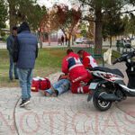 Hombre resulta lesionado al caer de su motoneta en la colonia Villa Hermosa. Cruz Roja lo trasladó al hospital para atención médica.