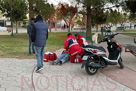 Hombre resulta lesionado al caer de su motoneta en la colonia Villa Hermosa. Cruz Roja lo trasladó al hospital para atención médica.