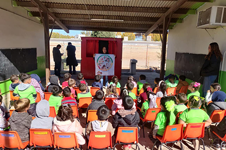 DIF Municipal de Nuevo Casas Grandes promueve hábitos saludables en niños con la obra “El dolor de Carlitos”, fomentando educación sobre alimentación sana.