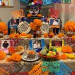 Ofrenda de Día de Muertos en México, con flores de cempasúchil, pan de muerto y velas que simbolizan el regreso de los seres queridos.