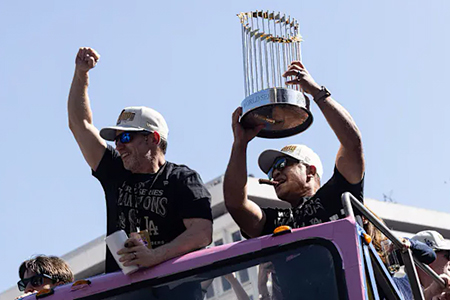 Shohei Ohtani y Dodgers festejan su octavo título en Los Ángeles; Roberts promete otro campeonato mientras los fanáticos llenan el Dodger Stadium.