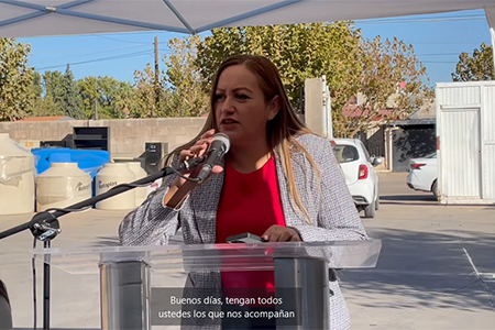 Edith Escárcega entrega mobiliario escolar en evento oficial de apoyo educativo en Nuevo Casas Grandes, Chihuahua.