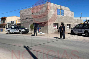 Elementos de seguridad en la colonia Reforma de Nuevo Casas Grandes tras el hallazgo de un hombre sin vida en la banqueta; se presume infarto.