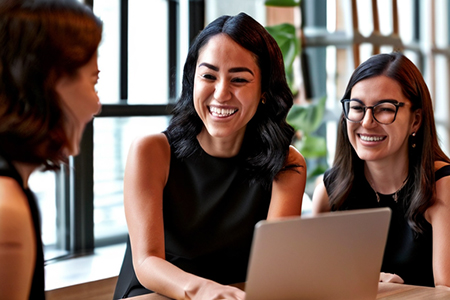 Líder empresarial guiando a su equipo, aplicando estrategias de comunicación y liderazgo efectivo para fortalecer el trabajo en equipo.