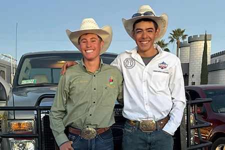 Alumnos del CBTa 112, José Fernando Córdova y Edgar Escalante, aseguran su pase al Mundial de Rodeo en 2025 tras triunfar en el nacional de lazo doble.