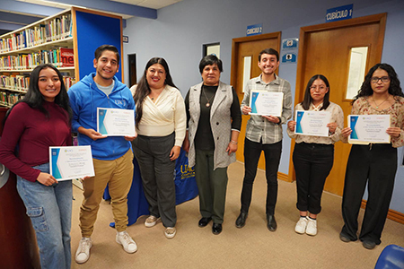 La UACJ en NCG premió a los ganadores del concurso literario “Cuéntamelo en octubre” con una emotiva ceremonia en su biblioteca universitaria.