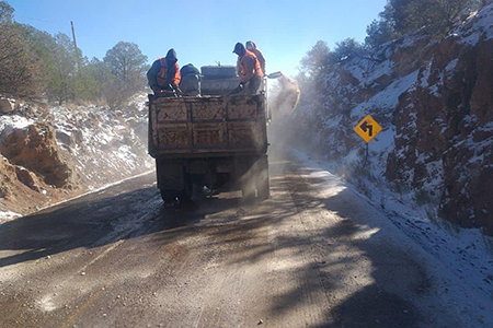 Gobierno de Chihuahua atiende carreteras afectadas por nevadas, aplicando sal y arena para evitar accidentes. Llaman a extremar precauciones.