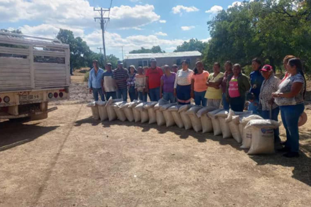 Gobierno de Chihuahua entrega insumos agrícolas a comunidades indígenas de Madera para fortalecer la seguridad alimentaria y producción local.