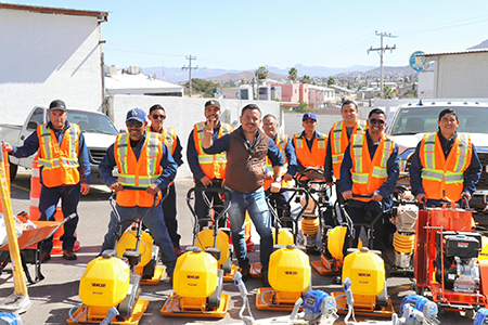 Gobierno de Chihuahua entrega uniformes y maquinaria a trabajadores de la SCOP con una inversión de 45.5 MDP para mejorar su seguridad y rendimiento.