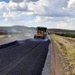 SICT inicia trabajos de conservación en la carretera Nuevo Casas Grandes-Janos, mejorando 34 kilómetros con el programa “Bachetón” y una inversión de 230 millones de pesos.