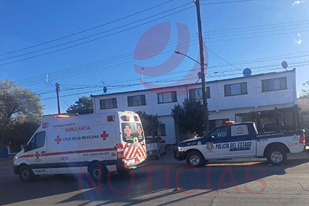 Elementos de la Agencia Estatal de Investigación y personal de emergencias atendiendo el reporte de un joven hallado sin vida en un departamento en la zona centro de Nuevo Casas Grandes, tras un trágico suceso que conmocionó a la comunidad.