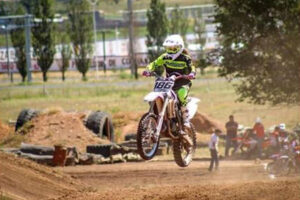 Karla Estala, originaria de Nuevo Casas Grandes, se corona como campeona estatal de motocross 2024 en Chihuahua.