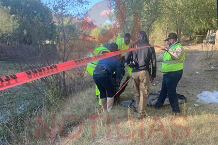 Autoridades en Ignacio Zaragoza, Chihuahua, investigan el hallazgo de un adulto mayor sin vida en el arroyo de la Presa, donde fue identificado como David M. G., de 66 años.