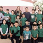 Gobierno de Nuevo Casas Grandes entrega chamarras a estudiantes de primaria en campaña "Abriguemos con amor a nuestros pequeños".