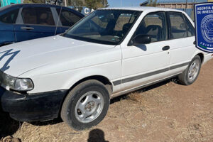 La Fiscalía de Chihuahua asegura un Nissan Sentra robado en Casas Grandes. El vehículo, localizado en la colonia La Esperanza, tenía un reporte activo en el sistema Silver.