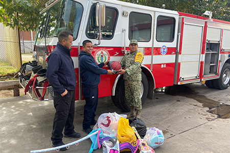 El 35 Batallón de Infantería dona juguetes al programa Santa Bombero, que serán entregados a niños el 25 de diciembre como parte de una noble causa navideña.