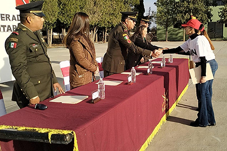 La Sedena realizó la entrega de cartillas liberadas a mujeres clase 2005 en el 35 Batallón de Infantería, en una ceremonia encabezada por el coronel Julián Otero Radilla.