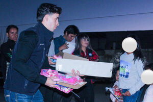 Integrantes de Acción Juvenil del PAN visitaron colonias de NCG, entregando juguetes y dulces, fortaleciendo lazos comunitarios con una jornada solidaria llena de sonrisas.